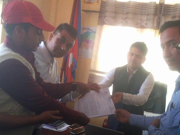 लघुबित्त बैंकर्स संघले बैतडीमा पनि बुझायो ज्ञापन पत्र 